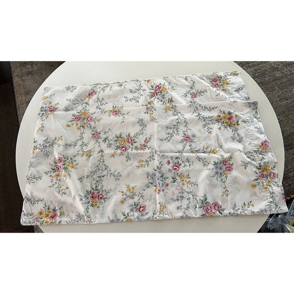 VTG JC PENNY PENNEY 2  KING PILLOWCASES FLORAL WHITE PINK GREEN COTTAGECORE ROSE - Picture 1 of 7
